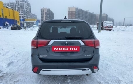 Mitsubishi Outlander III рестайлинг 3, 2019 год, 1 990 000 рублей, 6 фотография