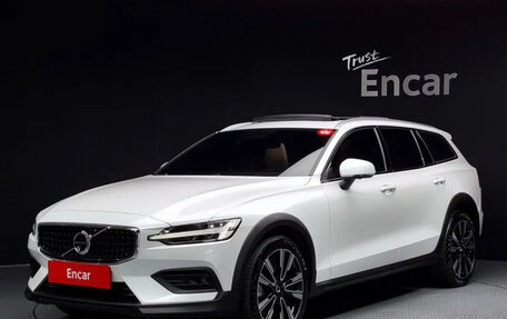 Volvo V60 Cross Country II, 2021 год, 3 700 000 рублей, 1 фотография