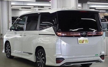 Toyota Voxy, 2022 год, 3 700 000 рублей, 2 фотография