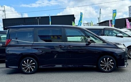 Toyota Noah, 2022 год, 3 450 000 рублей, 4 фотография