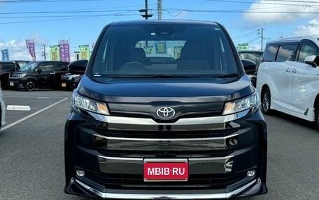 Toyota Noah, 2022 год, 3 450 000 рублей, 2 фотография