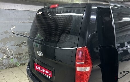 Hyundai H-1 II рестайлинг, 2010 год, 1 750 000 рублей, 17 фотография