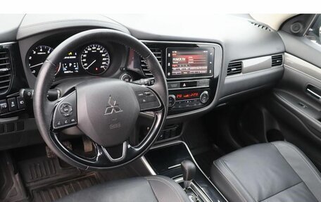 Mitsubishi Outlander III рестайлинг 3, 2019 год, 2 435 000 рублей, 6 фотография