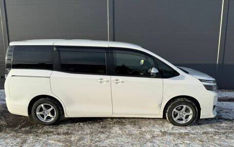 Toyota Voxy III, 2017 год, 2 399 000 рублей, 4 фотография