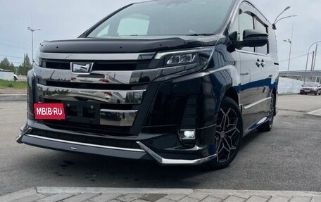 Toyota Noah III, 2018 год, 2 550 000 рублей, 2 фотография