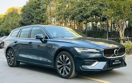 Volvo V60 II, 2023 год, 5 900 000 рублей, 3 фотография