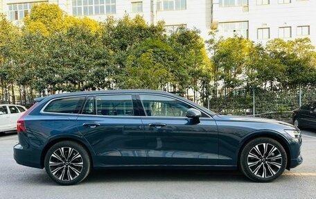 Volvo V60 II, 2023 год, 5 900 000 рублей, 4 фотография