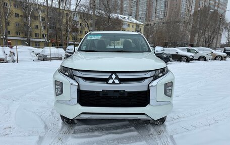 Mitsubishi L200 IV рестайлинг, 2022 год, 3 800 000 рублей, 3 фотография