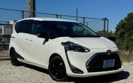 Toyota Sienta II, 2022 год, 1 200 000 рублей, 2 фотография