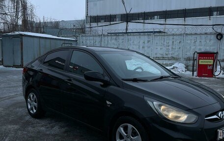 Hyundai Solaris II рестайлинг, 2011 год, 800 000 рублей, 3 фотография