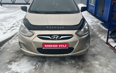 Hyundai Solaris II рестайлинг, 2011 год, 800 000 рублей, 1 фотография