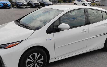 Toyota Prius IV XW50, 2018 год, 2 500 000 рублей, 1 фотография