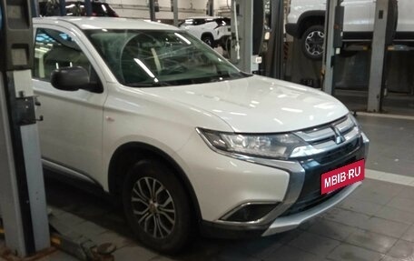 Mitsubishi Outlander III рестайлинг 3, 2018 год, 1 635 000 рублей, 2 фотография