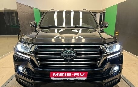 Toyota Land Cruiser 200, 2018 год, 6 800 000 рублей, 2 фотография