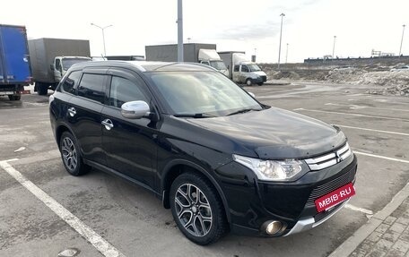 Mitsubishi Outlander III рестайлинг 3, 2014 год, 2 100 000 рублей, 2 фотография