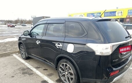 Mitsubishi Outlander III рестайлинг 3, 2014 год, 2 100 000 рублей, 4 фотография