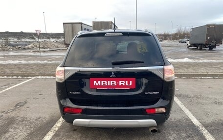 Mitsubishi Outlander III рестайлинг 3, 2014 год, 2 100 000 рублей, 8 фотография