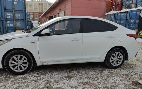 Hyundai Solaris II рестайлинг, 2018 год, 700 000 рублей, 5 фотография