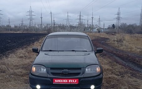 Chevrolet Niva I рестайлинг, 2004 год, 325 000 рублей, 1 фотография