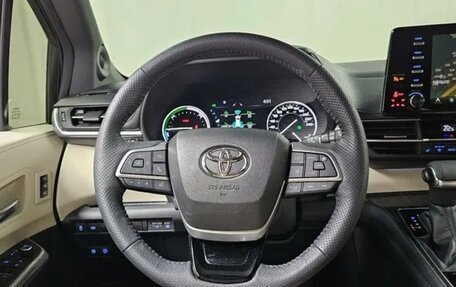 Toyota Sienna, 2022 год, 4 980 000 рублей, 20 фотография