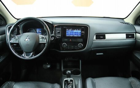 Mitsubishi Outlander III рестайлинг 3, 2015 год, 1 690 000 рублей, 13 фотография