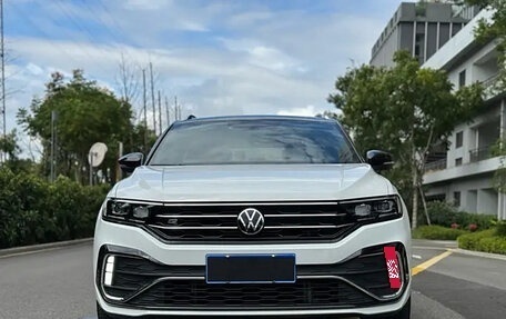 Volkswagen T-Roc I, 2022 год, 1 810 111 рублей, 2 фотография