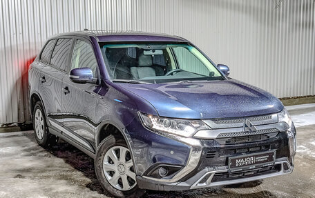 Mitsubishi Outlander III рестайлинг 3, 2020 год, 2 150 000 рублей, 3 фотография