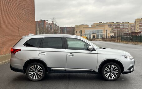 Mitsubishi Outlander III рестайлинг 3, 2019 год, 2 175 000 рублей, 8 фотография