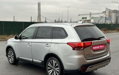 Mitsubishi Outlander III рестайлинг 3, 2019 год, 2 175 000 рублей, 5 фотография