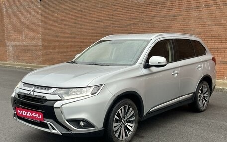 Mitsubishi Outlander III рестайлинг 3, 2019 год, 2 175 000 рублей, 3 фотография