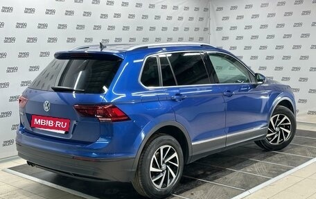 Volkswagen Tiguan II, 2018 год, 2 348 400 рублей, 2 фотография