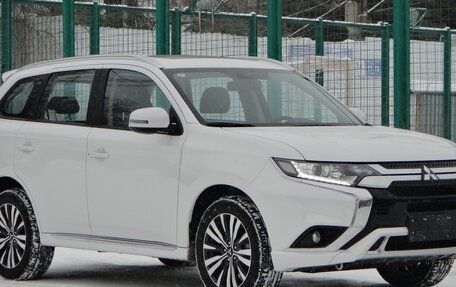 Mitsubishi Outlander III рестайлинг 3, 2022 год, 2 500 000 рублей, 3 фотография