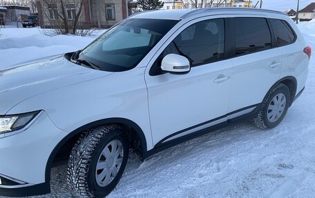 Mitsubishi Outlander III рестайлинг 3, 2015 год, 2 350 000 рублей, 3 фотография