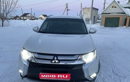 Mitsubishi Outlander III рестайлинг 3, 2015 год, 2 350 000 рублей, 2 фотография