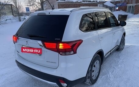 Mitsubishi Outlander III рестайлинг 3, 2015 год, 2 350 000 рублей, 7 фотография