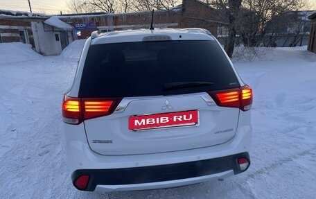 Mitsubishi Outlander III рестайлинг 3, 2015 год, 2 350 000 рублей, 6 фотография