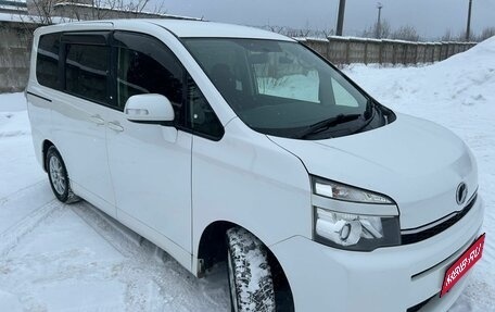 Toyota Voxy II, 2012 год, 1 700 000 рублей, 1 фотография