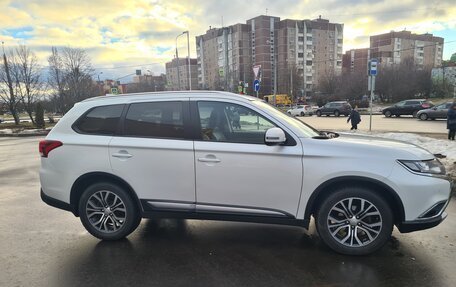 Mitsubishi Outlander III рестайлинг 3, 2018 год, 1 990 000 рублей, 5 фотография