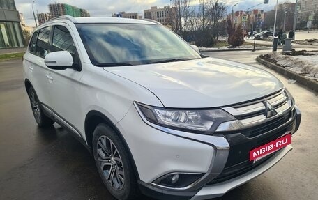 Mitsubishi Outlander III рестайлинг 3, 2018 год, 1 990 000 рублей, 4 фотография