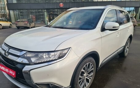 Mitsubishi Outlander III рестайлинг 3, 2018 год, 1 990 000 рублей, 2 фотография