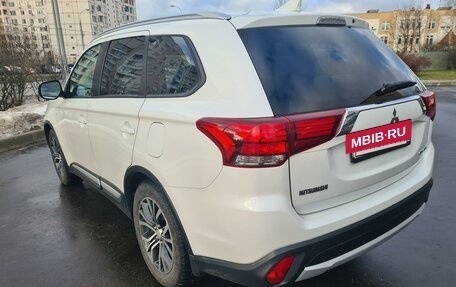 Mitsubishi Outlander III рестайлинг 3, 2018 год, 1 990 000 рублей, 8 фотография