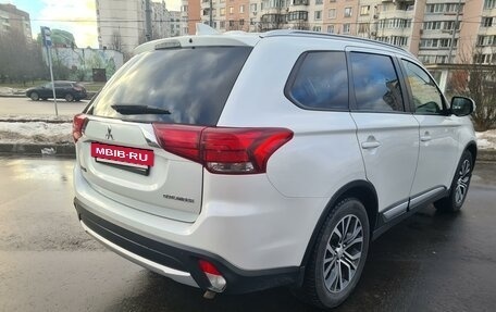 Mitsubishi Outlander III рестайлинг 3, 2018 год, 1 990 000 рублей, 6 фотография