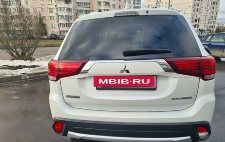 Mitsubishi Outlander III рестайлинг 3, 2018 год, 1 990 000 рублей, 7 фотография