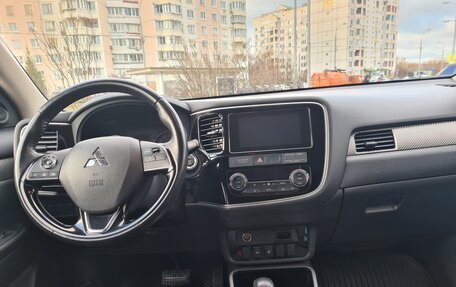 Mitsubishi Outlander III рестайлинг 3, 2018 год, 1 990 000 рублей, 14 фотография