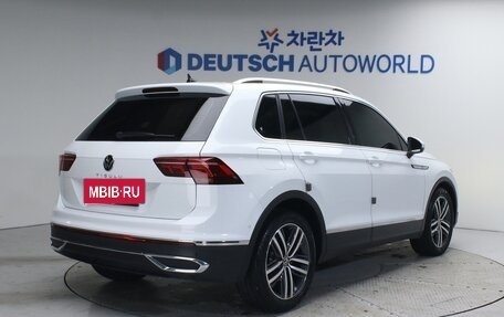 Volkswagen Tiguan II, 2021 год, 2 770 000 рублей, 2 фотография