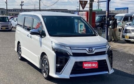 Toyota Voxy, 2022 год, 2 200 000 рублей, 3 фотография