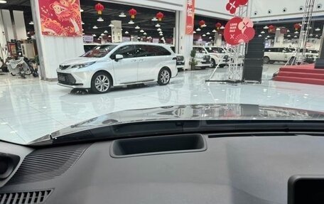 Toyota Venza, 2022 год, 3 850 000 рублей, 15 фотография