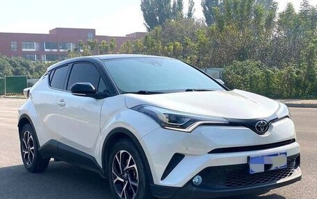 Toyota C-HR I рестайлинг, 2021 год, 2 300 000 рублей, 1 фотография