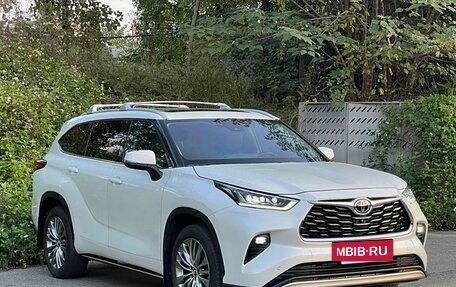 Toyota Highlander, 2023 год, 5 400 000 рублей, 3 фотография