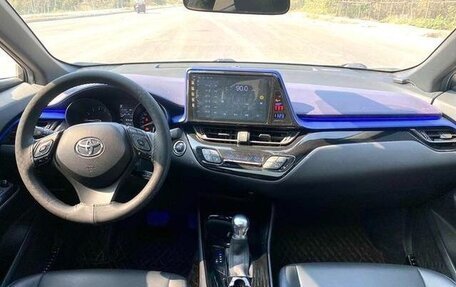 Toyota C-HR I рестайлинг, 2021 год, 2 300 000 рублей, 8 фотография